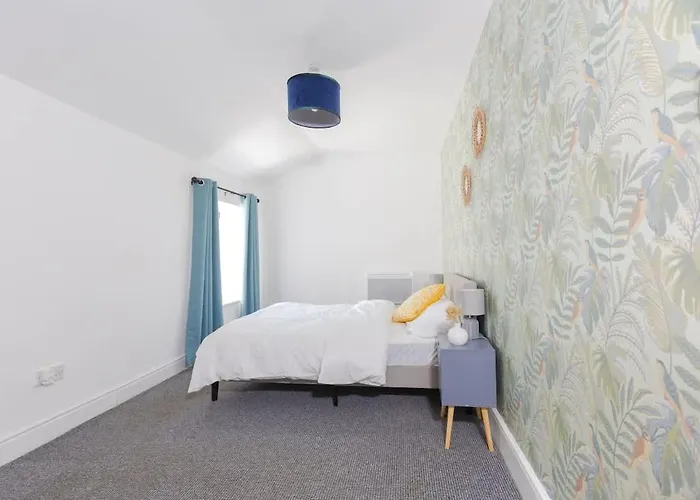 Joyful Management -top Floor With Feel Deco In M16 Apartment Manchester