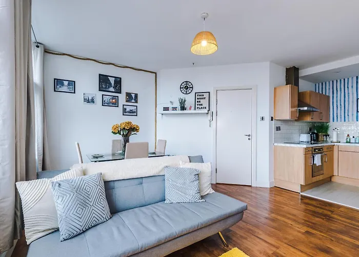 2br Heights Sleeps 7 Parking & Wifi