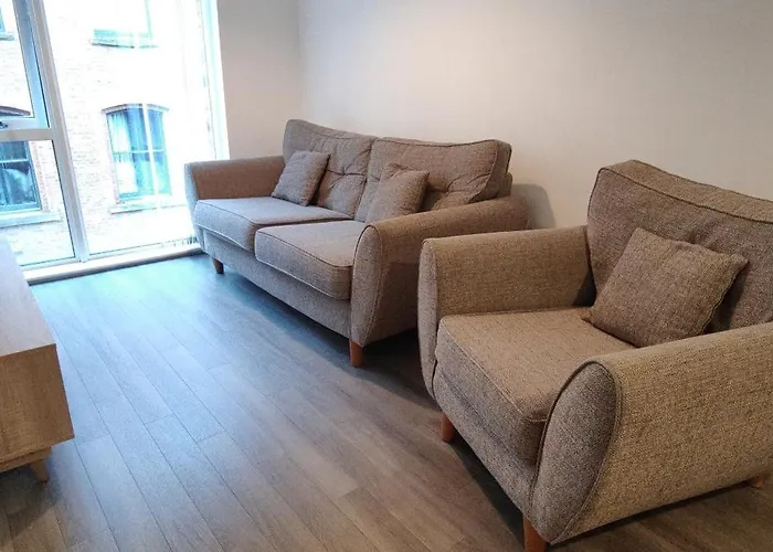 Bee Cosy - Near Train Stations And Shopping Centre With Paid Private Parking, 500mbps Internet And Netflix شقة