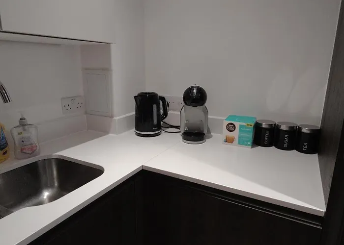 Bee Cosy - Near Train Stations And Shopping Centre With Paid Private Parking, 500mbps Internet And Netflix