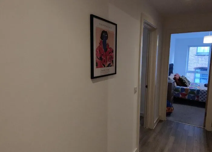 Bee Cosy - Near Train Stations And Shopping Centre With Paid Private Parking, 500mbps Internet And Netflix