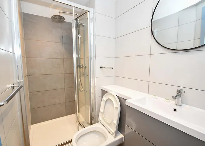 Lovely 3bed Flat In W Security *