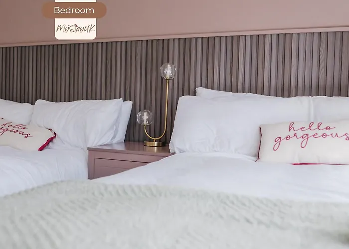 Ferienhaus Modern City-Centre Home | Sleeps 12 | Free Parking