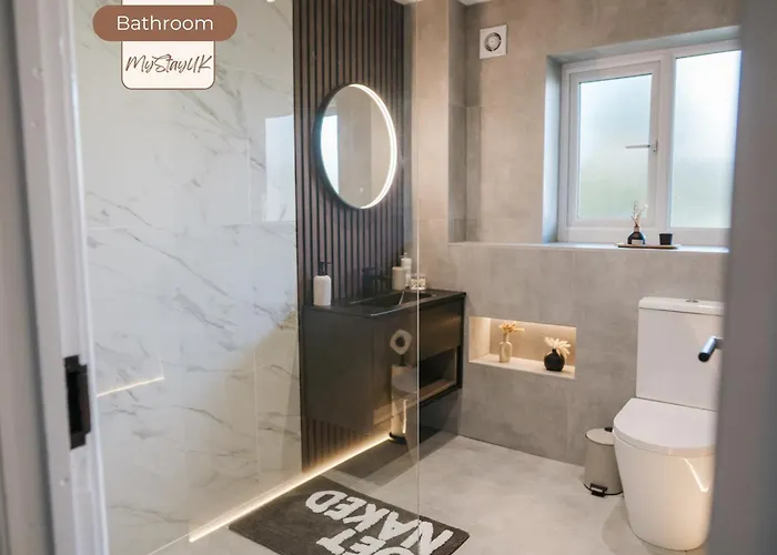 Modern City-Centre Home | Sleeps 12 | Free Parking Prázdninový dům