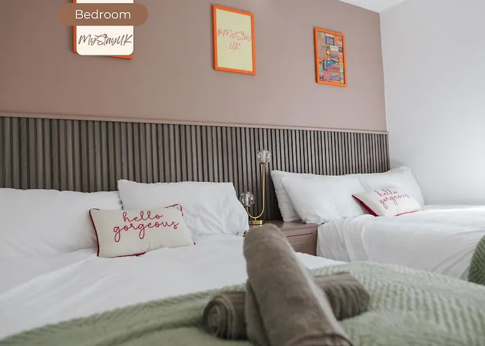 Modern City-Centre Home | Sleeps 12 | Free Parking Ferienhaus *