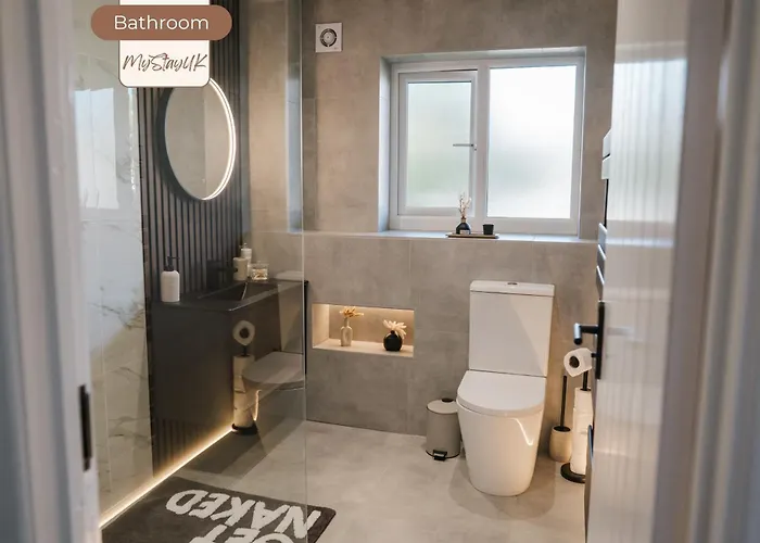 Modern City-Centre Home | Sleeps 12 | Free Parking *