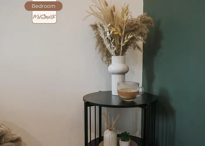 Modern City-Centre Home | Sleeps 12 | Free Parking Prázdninový dům *