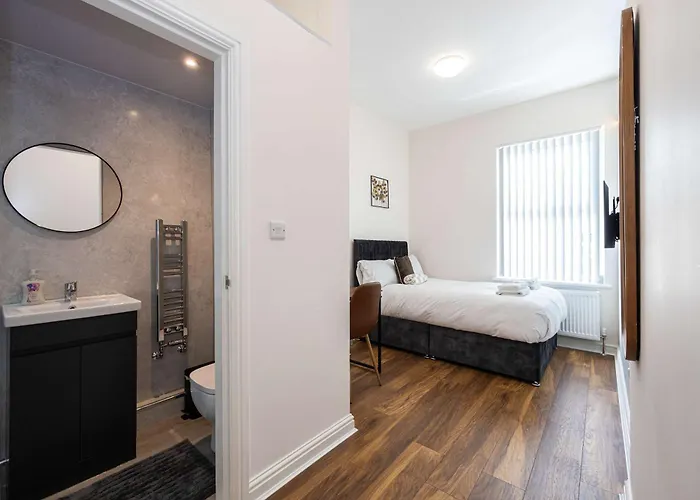 The Groves House- 4 En-suite Beds, Close To Hospital & Mcr Uni Dom wakacyjny Manchester