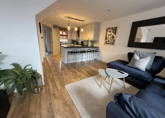 Cosy 4br House, West Didsbury, Bars And Restaurants Close By, Free Parking, Sleeps 8 펜션 맨체스터