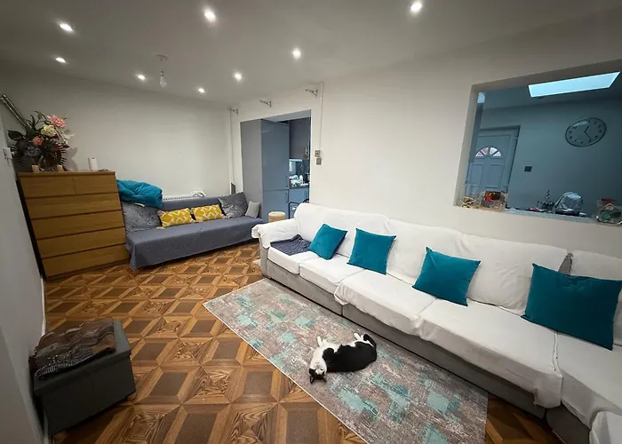 Contemporary Guest With Private Bathroom Near Centre * Manchester