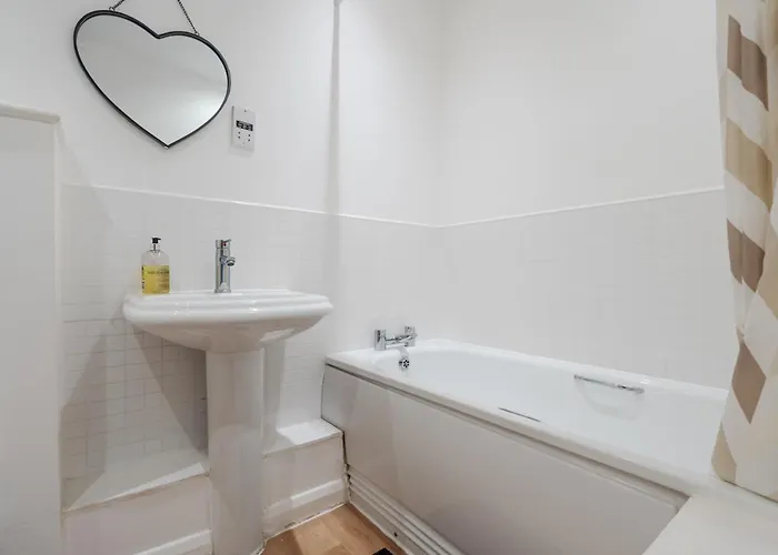 Chic 3bd Abode With Pool Table - Etihad - Coop Live - Free Parking Semesterbostad *