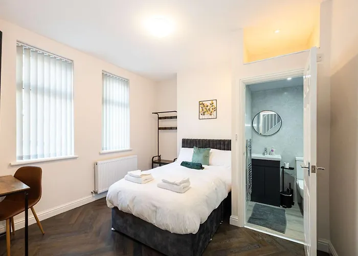 Dom wakacyjny The Groves House- 4 En-suite Beds, Close To Hospital & Mcr Uni