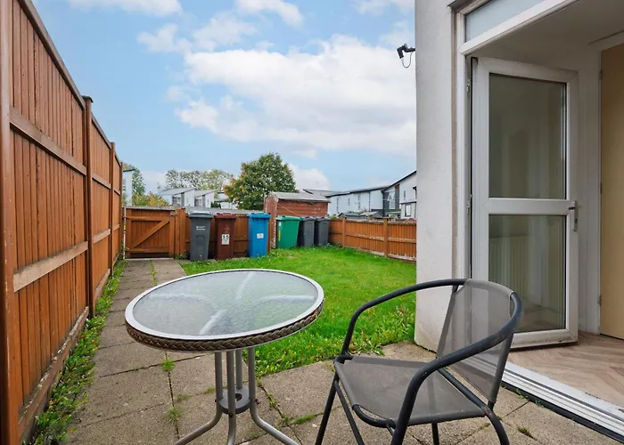 Chic 3bd Abode With Pool Table - Etihad - Coop Live - Free Parking Semesterbostad *