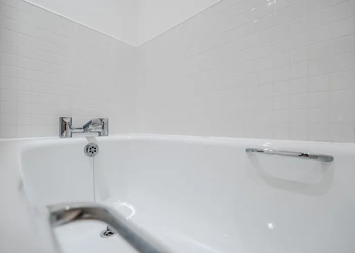 Semesterbostad Chic 3bd Abode With Pool Table - Etihad - Coop Live - Free Parking *