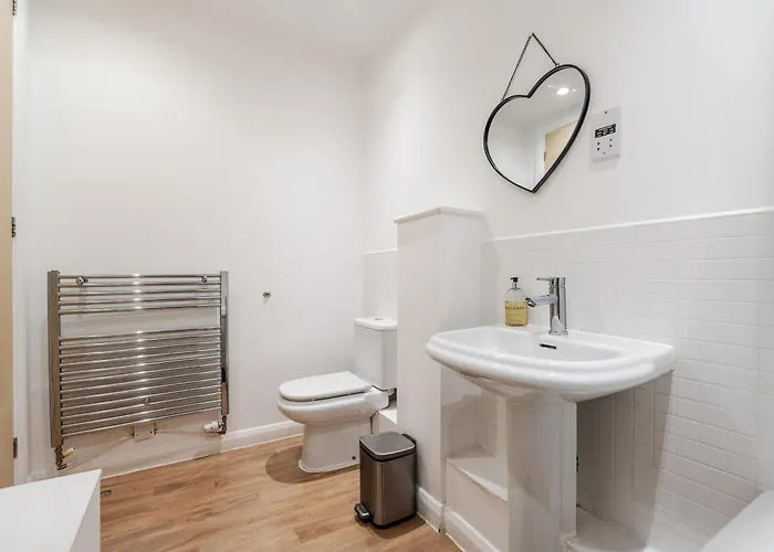 Semesterbostad Chic 3bd Abode With Pool Table - Etihad - Coop Live - Free Parking *