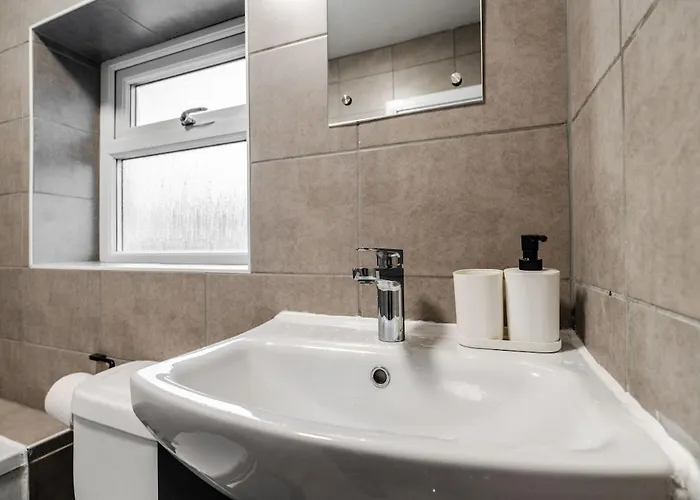 Spacious 3br - Pool Table - Games - Sleeps 9 *