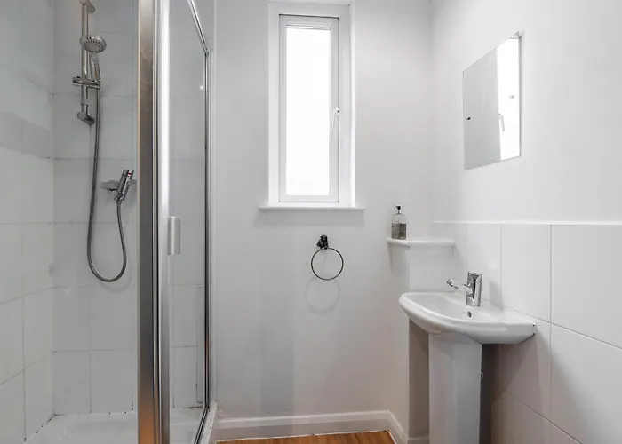 Semesterbostad Chic 3bd Abode With Pool Table - Etihad - Coop Live - Free Parking *