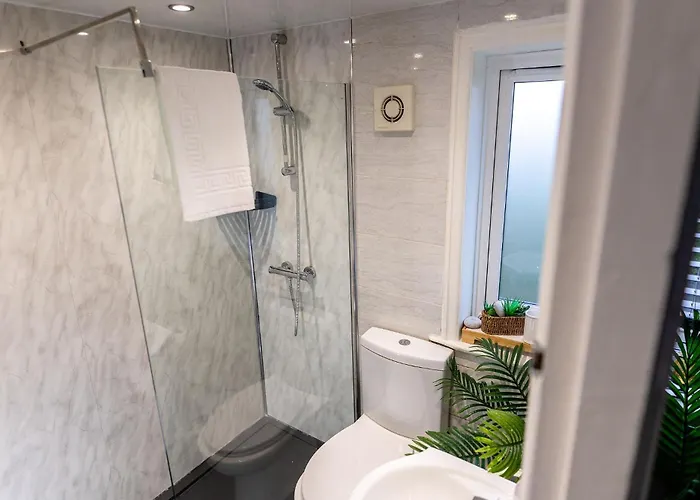 Sleeps 5 - Free Parking Wifi Near Airport & Holiday home Manchester