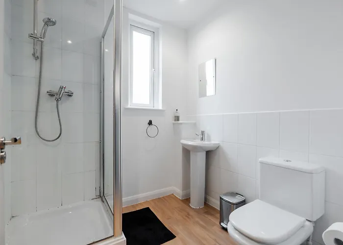 Chic 3bd Abode With Pool Table - Etihad - Coop Live - Free Parking