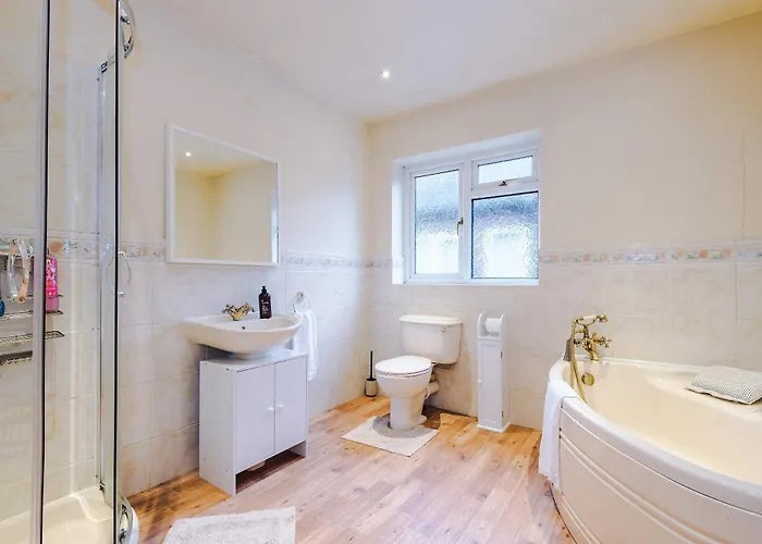 Luxury 5br Near Airport Wifi Manchester