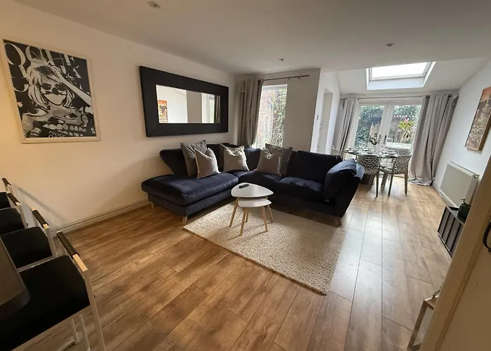 펜션 Cosy 4br House, West Didsbury, Bars And Restaurants Close By, Free Parking, Sleeps 8 *