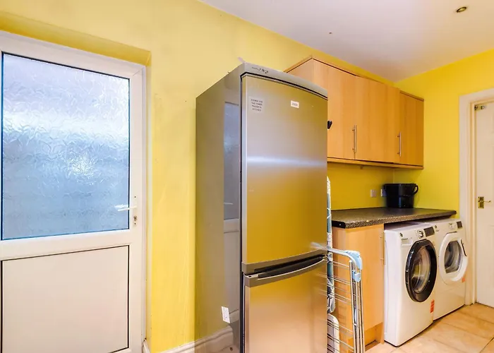 Luxury 5br Near Airport Wifi