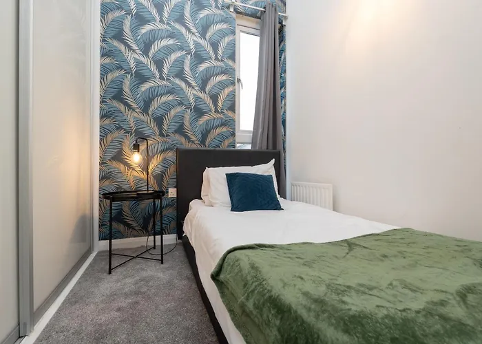 Semesterbostad Chic 3bd Abode With Pool Table - Etihad - Coop Live - Free Parking