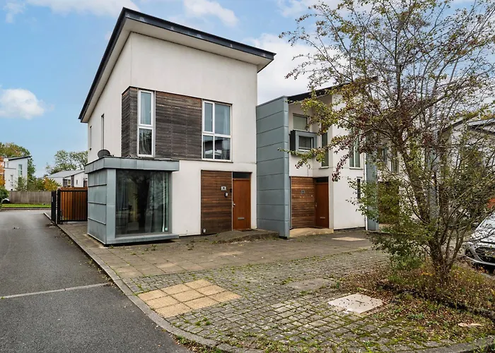 Semesterbostad Chic 3bd Abode With Pool Table - Etihad - Coop Live - Free Parking *