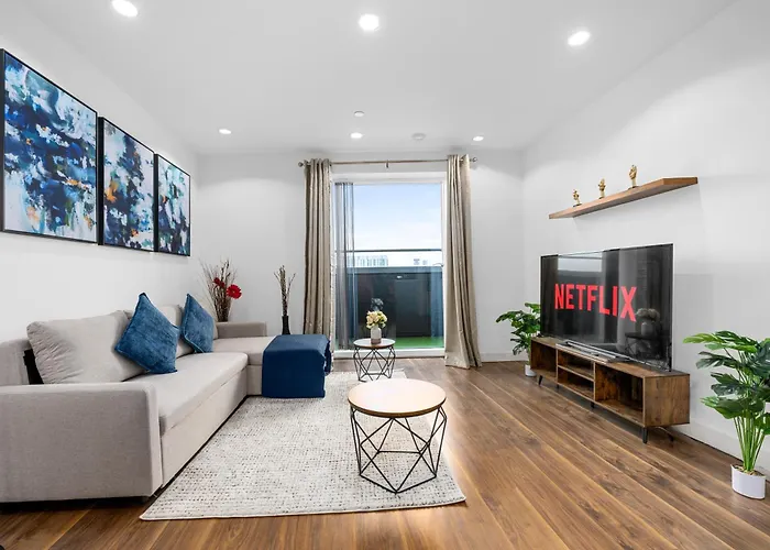 Panoramic Views Elegant 2br, 2 Min To Metro شقة مانشستر