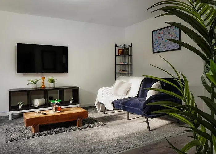 Modern 2-bedroom Flat, Near Centre, Ideal For Families & Groups