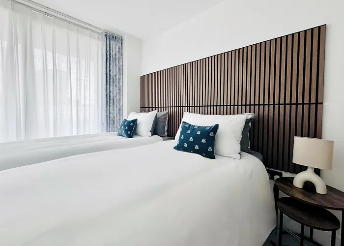 Lomax Chic - Walk Everywhere - Piccadilly, Ancoats & Nq * Mánchester