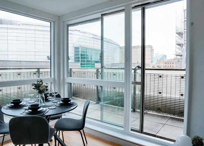 Bright 2-bedroom With Scenic Balcony Views 아파트 맨체스터