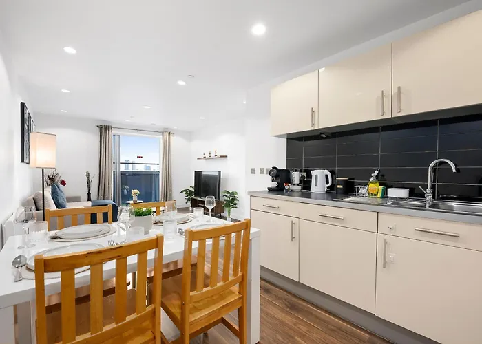 Panoramic Views Elegant 2br, 2 Min To Metro شقة