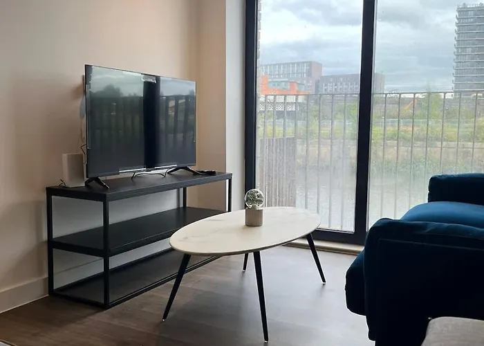 Joyful Group - Stylish 2 Bedroom Duplex With Sofa Bed In Salford M5