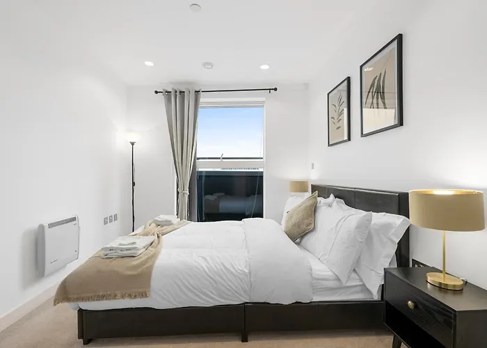 Panoramic Views Elegant 2br, 2 Min To Metro شقة مانشستر