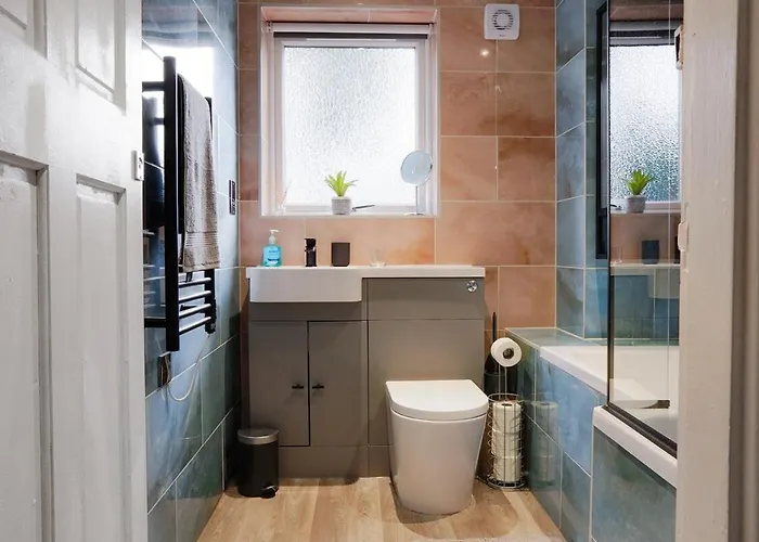 Modern 2-bedroom Flat, Near Centre, Ideal For Families & Groups