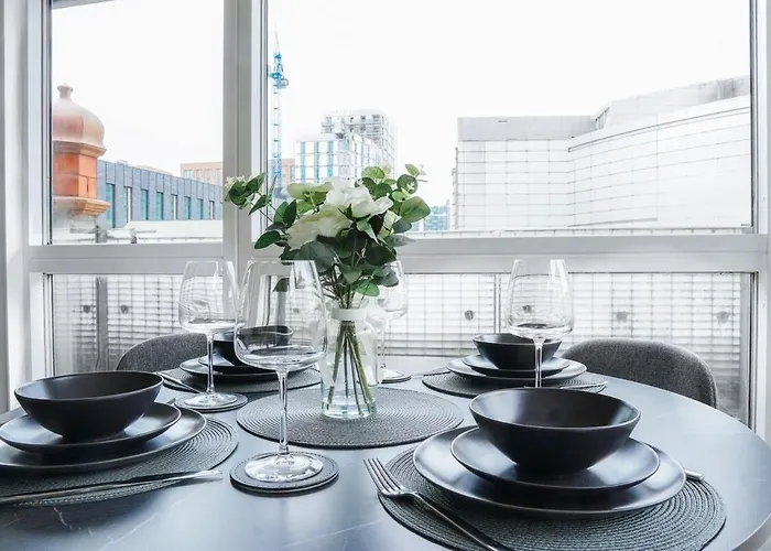 Bright 2-bedroom With Scenic Balcony Views *