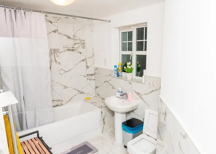 Elegant And Modern 3 Double Bedroom Near Centre Entire House Parking *