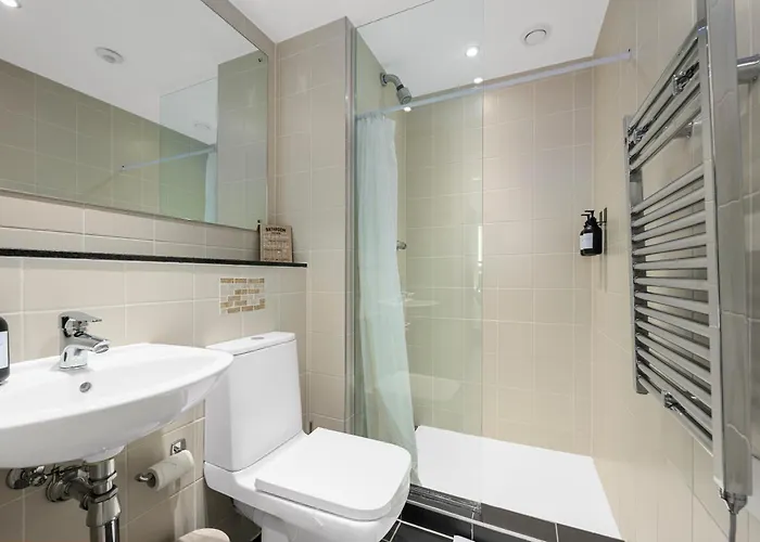 Panoramic Views Elegant 2br, 2 Min To Metro شقة *