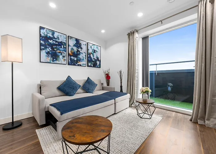 Panoramic Views Elegant 2br, 2 Min To Metro شقة *