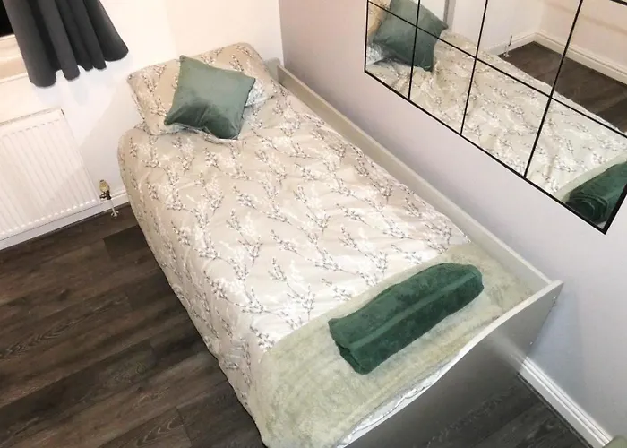 Spacious 4 Bed Maisonette Close To Salford Quays And With Smart Tvs And Netflix Perfect For Families And Contractors