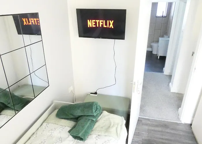 Spacious 4 Bed Maisonette Close To Salford Quays And With Smart Tvs And Netflix Perfect For Families And Contractors Manchester