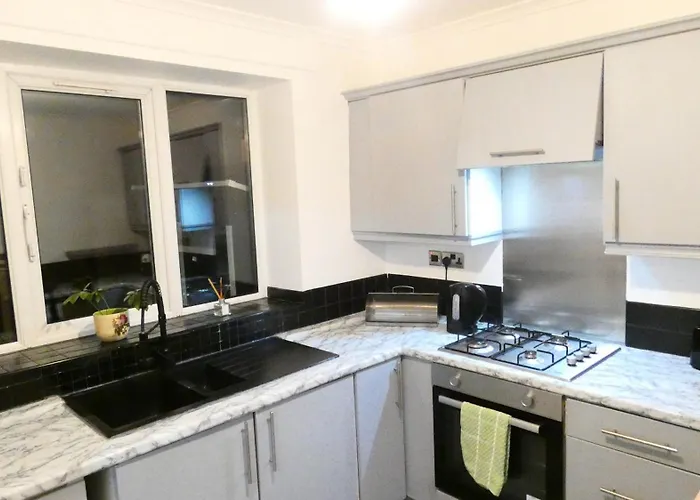 Spacious 4 Bed Maisonette Close To Salford Quays And With Smart Tvs And Netflix Perfect For Families And Contractors * Manchester