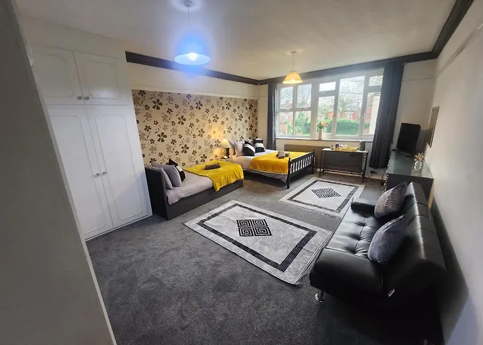 Charming Tudor White House Free Wifi 펜션 맨체스터