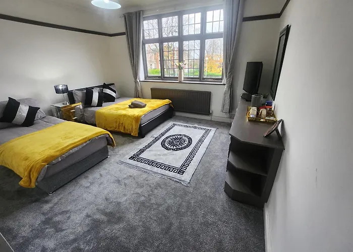 Dom wakacyjny Charming Tudor White House Free Wifi Manchester