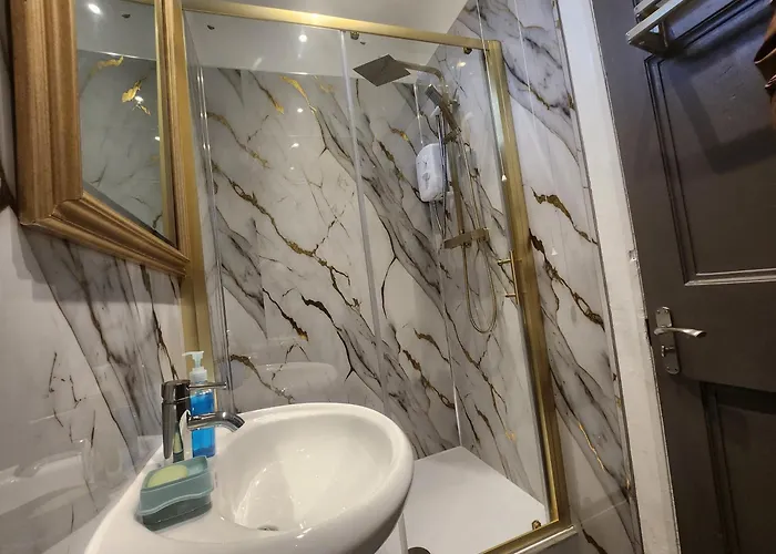 Charming Tudor White House Free Wifi 펜션