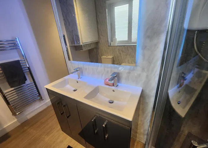 Charming Tudor White House Free Wifi *