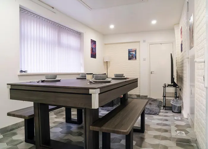 Modern 4-bed Retreat In Prestwich, Perfect For Weekend Getaways 別荘