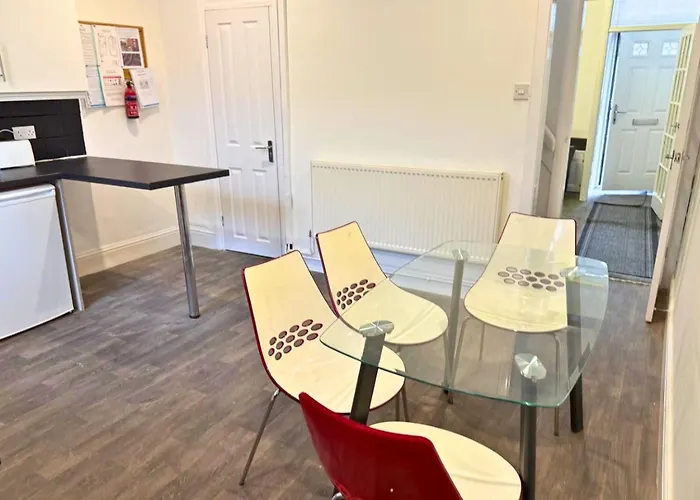 Newly Refurbished 2-bedroom House In Ideal For Contractors With Free Parking & Wifi Mánchester