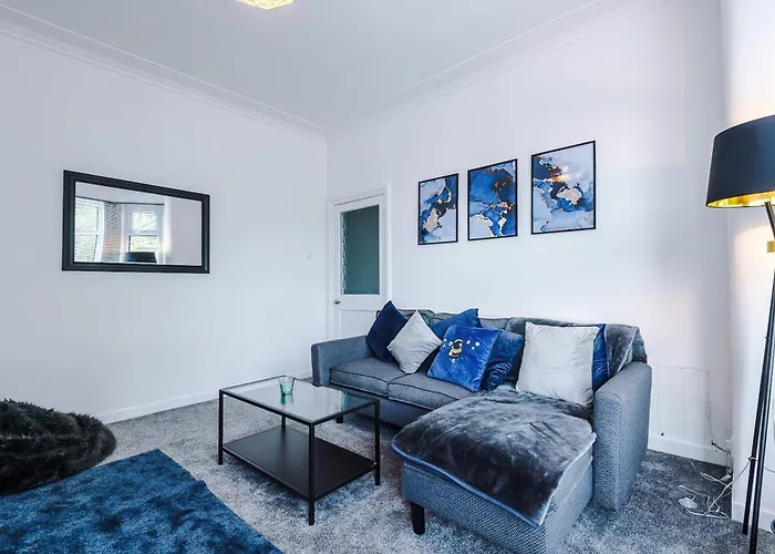 Large 4 Bed House Sleeps 8 By Host A Semesterbostad *